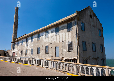 Lagerhaus/Lagerhaus mit Maschinenhaus hinter Alcatraz Gefängnis Insel Alcatraz, San Francisco Bay, Kalifornien, USA. JMH5225 Stockfoto