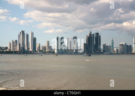 Panoramablick von Panama City, Panama, wie aus der Cinta Costera, über die Bucht von Panama. Stockfoto