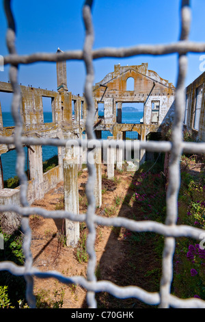 Innenraum der nun verlassenen Officers' Club, Alcatraz Gefängnis Alcatraz Island, San Francisco Bay, Kalifornien, USA. JMH5227 Stockfoto