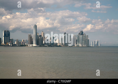 Panoramablick von Panama City, Panama, wie aus der Cinta Costera, über die Bucht von Panama. Stockfoto