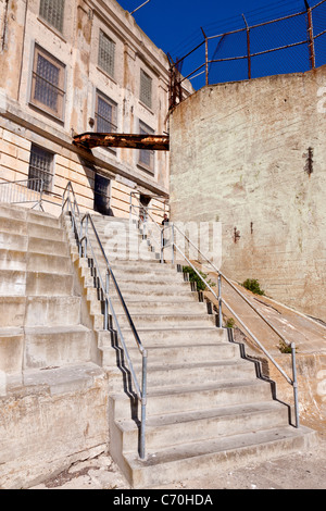 Schritte zum Gefangenen Erholung Hof und Cellhouse Gefängnis Alcatraz Insel Alcatraz, San Francisco Bay, Kalifornien, USA. JMH5232 Stockfoto