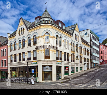 Aalesund in Norwegen ist berühmt für Kunst Nouveau und Jugendstil Gebäude & dieses ist auf der Ecke des Kongens Gata & Einarvikgata. Stockfoto