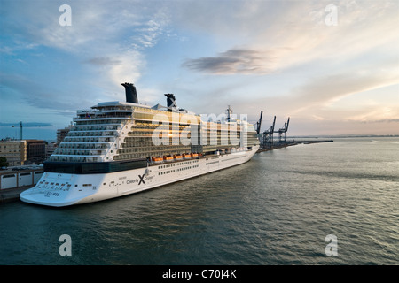 Celebrity X Cruises, Celebrity Eclipse (Valletta) Kreuzfahrtschiff im Hafen von Cadiz (Sevilla), Spanien, Europa, Dock niedrige Sonnenuntergang. Stockfoto