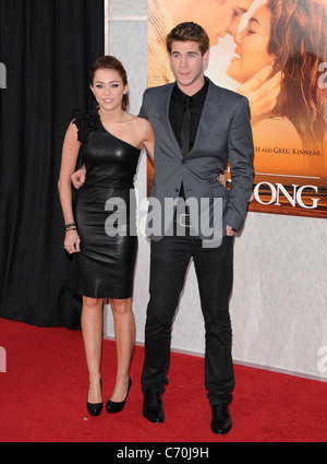 Miley Cyrus und Liam Hemsworth, "The Last Song" Premiere, anlässlich der Arclight Theater Los Angeles, Kalifornien - 25.03.10 Stockfoto