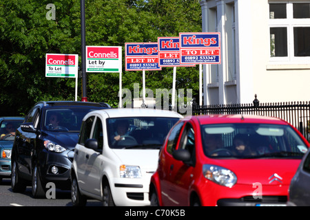 Row of to Let and Let by Schildern und Warteschlangen auf der Straße, Tunbridge Wells, Kent England Stockfoto