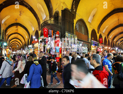 Rush Hour in der Misir Carsi (bedeutet "Ägyptischen Markt"), dem Gewürzbasar, Istanbul, Türkei. Stockfoto