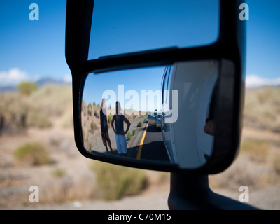 Frau und Mann in Seite Spiegel, USA 93, Arizona, USA Stockfoto