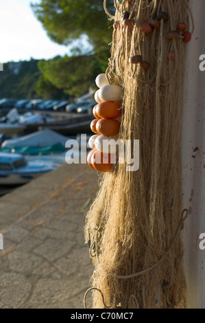 Fischernetze aufgehängt zum trocknen in, beleuchtet von der untergehenden Sonne, Hafen Duino, Italien Stockfoto