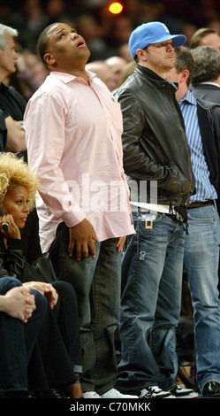 Anthony Anderson und Donnie Wahlberg Promis am New York Knicks V Boston Celtics im Madison Square Garden New York, USA- Stockfoto