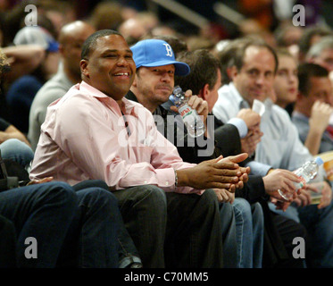 Anthony Anderson und Donnie Wahlberg Promis am New York Knicks V Boston Celtics im Madison Square Garden New York, USA- Stockfoto