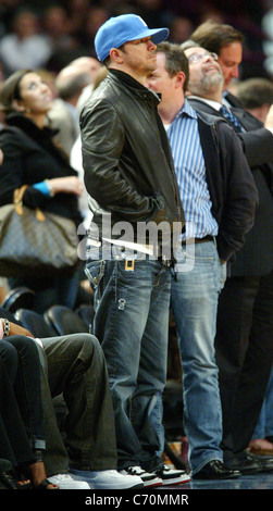 Anthony Anderson und Donnie Wahlberg Promis am New York Knicks V Boston Celtics im Madison Square Garden New York, USA- Stockfoto