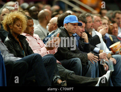 Anthony Anderson und Donnie Wahlberg Promis am New York Knicks V Boston Celtics im Madison Square Garden New York, USA- Stockfoto