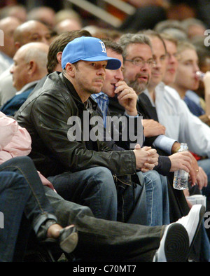 Anthony Anderson und Donnie Wahlberg Promis am New York Knicks V Boston Celtics im Madison Square Garden New York, USA- Stockfoto