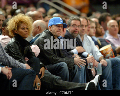 Anthony Anderson und Donnie Wahlberg Promis am New York Knicks V Boston Celtics im Madison Square Garden New York, USA- Stockfoto