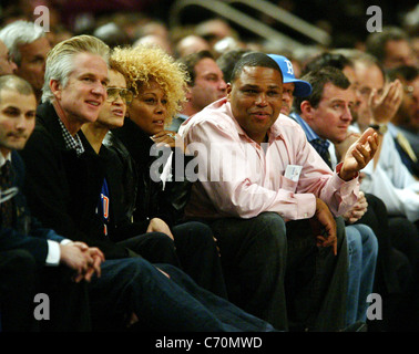 Anthony Anderson und Donnie Wahlberg Promis am New York Knicks V Boston Celtics im Madison Square Garden New York, USA- Stockfoto