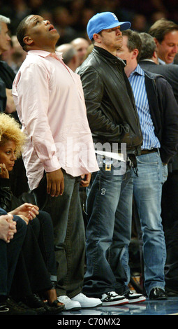 Anthony Anderson und Donnie Wahlberg Promis am New York Knicks V Boston Celtics im Madison Square Garden New York, USA- Stockfoto