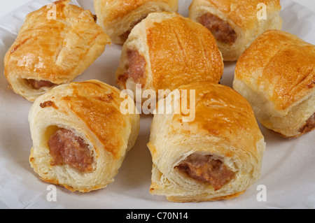 Hausgemachter Wurst rollt auf Pappteller Stockfoto