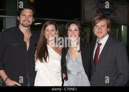 Kristoffer Polaha & Frau Julianne Morris, Abigail Spencer & Ehemann Andrew Pruett The Los Angeles-Premiere von "In My Sleep"- Stockfoto