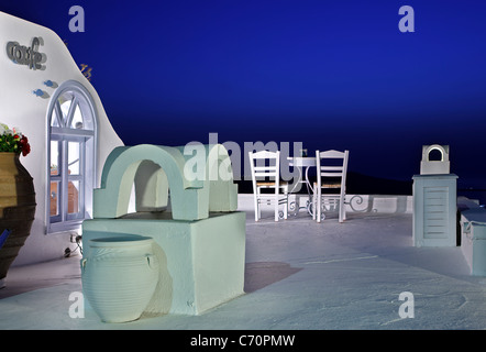 Ein schönes Café mit Terrasse direkt über der Caldera des Vulkans Santorin in Firostefani Dorf. Griechenland Stockfoto