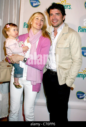 Matthew Settle, Kelly Rutherford und Tochter Helena im Pampers Dry Max launch-Party im Helen Mills Theater New York City, Stockfoto