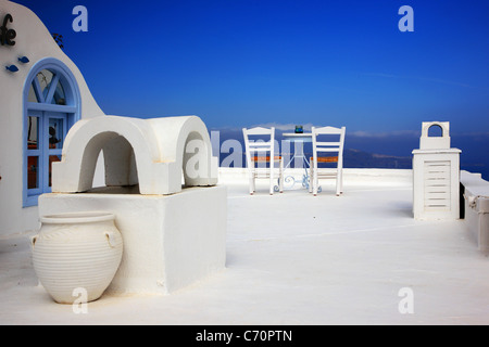 Ein schönes Café mit Terrasse direkt über der Caldera des Vulkans Santorin in Firostefani Dorf. Griechenland Stockfoto