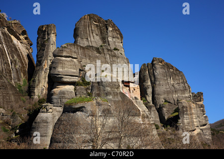 Meteora, Klosters Agios Nikolaos Anapavsas aussehende, so klein vor den riesigen Felsen. Es befindet sich in Thessalien, Griechenland Stockfoto