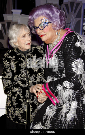 Celeste Holm und Dame Edna Everage hinter den Kulissen, Premiere "Dame Edna und Michael Feinstein All About Me" in der Henry Stockfoto