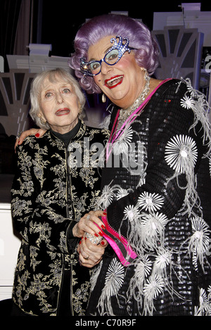 Celeste Holm und Dame Edna Everage hinter den Kulissen, Premiere "Dame Edna und Michael Feinstein All About Me" in der Henry Stockfoto