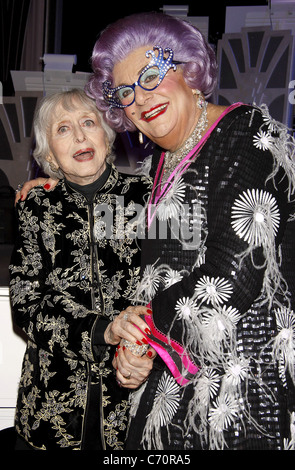 Celeste Holm und Dame Edna Everage hinter den Kulissen, Premiere "Dame Edna und Michael Feinstein All About Me" in der Henry Stockfoto