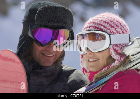 Lächelnde paar tragen Skibrillen Stockfoto