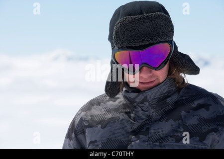 Lächelnder Mann tragen Skibrillen Stockfoto