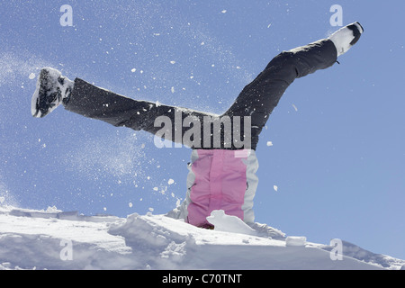 Frau in Skischuhen spielen im Schnee Stockfoto