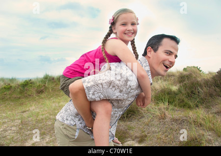 Vater mit Tochter Huckepack Stockfoto