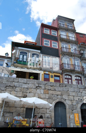 Gebäude auf dem Kai von Porto, Portugal Stockfoto