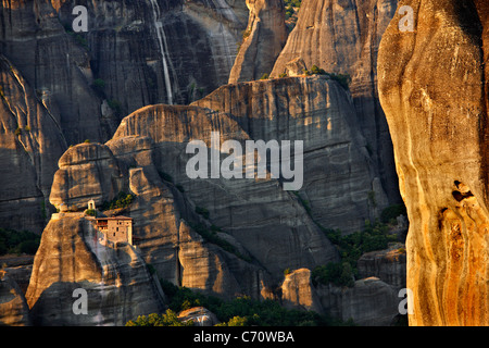 Meteora, Klosters Agios Nikolaos Anapavsas aussehende, so klein vor den riesigen Felsen. Es befindet sich in Thessalien, Griechenland Stockfoto