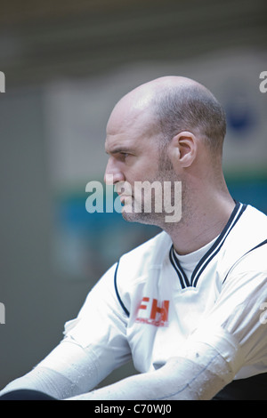 Mann im Rollstuhl spielen indoor-Sportarten Stockfoto