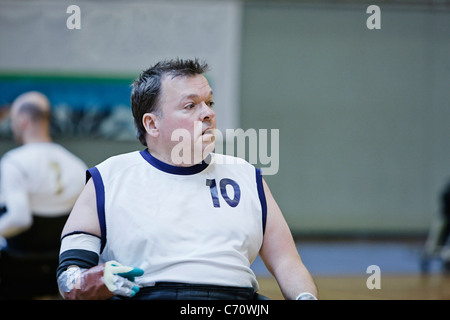 Mann im Rollstuhl spielen indoor-Sportarten Stockfoto