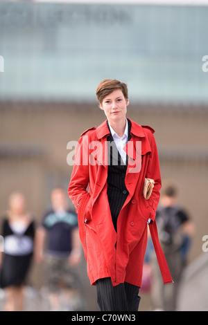 Geschäftsfrau tragen Trenchcoat Stockfoto