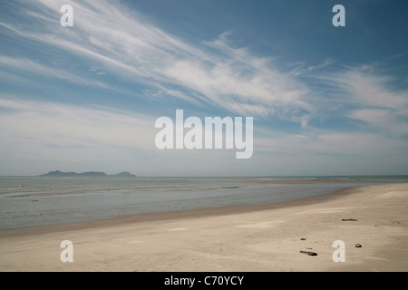 Leeren Strand während einem strahlend sonnigen Sommertag mit blauem Himmel Stockfoto