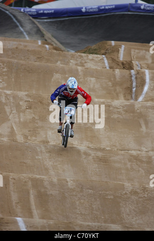 Shanaze Read racing auf der BMX-Strecke auf dem Olympiagelände in Stratford, London Stockfoto