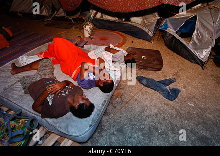 Afrikanische Migranten, die im Park Levinsky in Neve Shaanan schlafen, wo sich eine der größten Populationen afrikanischer und anderer Migranten im Süden Tel Aviver Israels befindet Stockfoto