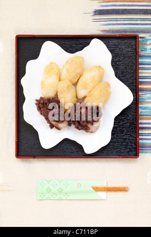 japanischen traditionellen Knödel oder Reis-Kuchen Stockfoto