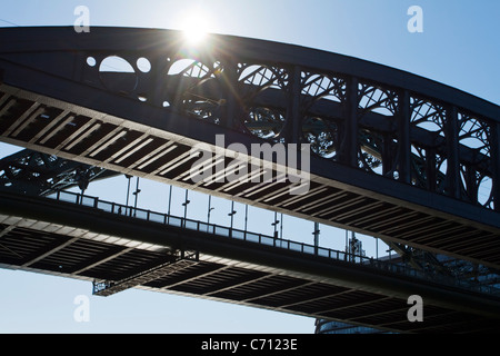 Die Wearmouth Straßen- und Eisenbahnbrücken über den Fluss tragen in Sunderland, Tyne and Wear, England Stockfoto