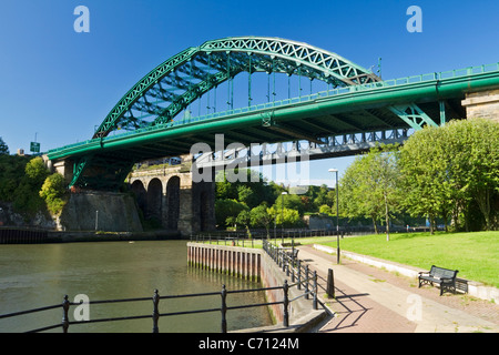 Die Wearmouth Straßen- und Eisenbahnbrücken über den Fluss tragen in Sunderland, Tyne and Wear, England Stockfoto