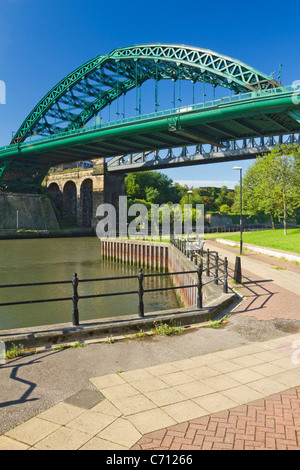 Die Wearmouth Straßen- und Eisenbahnbrücken über den Fluss tragen in Sunderland, Tyne and Wear, England Stockfoto