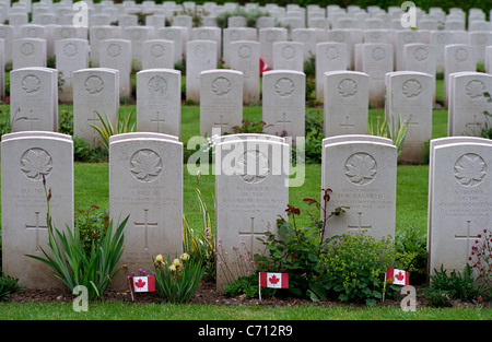 DIEPPE CANADIAN WAR CEMETERY, HAUTOT-SUR-MER, WW1 und WW2 Friedhöfe von der Commonwealth War Graves Commission, nur gepflegt. Stockfoto