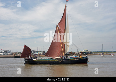 Traditionelle Plattboden Schiff Segeln auf dem Fluss Deben, Fähre von Felixstowe, Suffolk, UK. Stockfoto