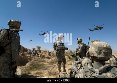 US-Armee Soldaten warten am 22. März 2009 von Hubschraubern südlich von Balad Ruz, Irak, abgeholt werden. Die Soldaten werden zugewiesen, Recon Platoon, 1. Bataillon, 24. Infanterie-Regiment, 1st Stryker Brigade Combat Team, 25. Infanterie-Division. DoD-Foto von Petty Officer 2. Klasse Walter J. Pels, US Navy. (Freigegeben) Stockfoto