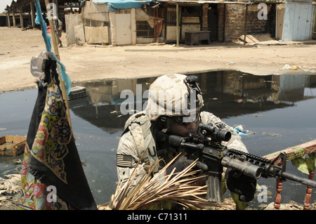 US Army Spc. Marcus Wright vom 3. Brigade spezielle Truppen Bataillon hält eine kämpfende Position bei Eingriffen in Jamilla Markt in Sadr City Bezirk von Baghdad, Irak, am 15. Mai 2008. DoD-Foto von techn. Sgt. Cohen A. Young, US Air Force. (Freigegeben) Stockfoto