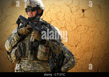 US Armee Sgt. Bryan Jenkins von der 22. Infanterie-Regiment, 2. Bataillon, 10th Mountain Division führt eine dreitägige Luft Angriff Mission mit Kameraden Waffenlager und hochwertige Aufständische im oberen Dugmut, Irak, auf 3. April 2008 gesucht. DoD-Foto von Staff Sgt Samuel Bendet, US Air Force. (Freigegeben) Stockfoto